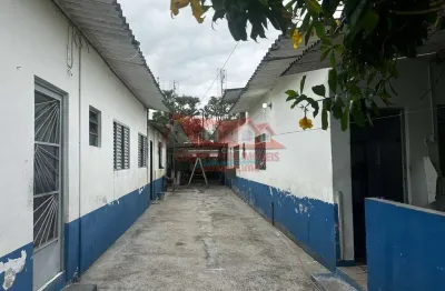 Três casas em um único terreno, excelente para quem procura renda!