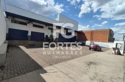 Salão comercial, 780 m² de área construída, área administrativa, pátio e estacionamento.