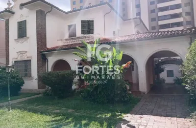 Imóvel comercial ou residencial, 05 quartos sendo 02 suítes, 06 salas, edícula, 855 m² de terreno, centro