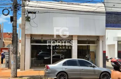 Salão comercial com 300m² sendo área principal em vão livre e fachada com vitrine, na avenida da saudade;