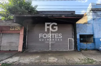 Salão comercial 350m² sendo área principal em vão livre com pé direito alto, podendo usar o recuo para estacionamento de clientes, porta de aço modelo comercial de enrolar e com automação + sótão para