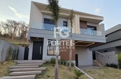 Casa sobrado em terreno de aclive e na parte alta do condomínio, com 350m², são 3 quartos suítes sendo 1 máster e armários closet, no alphaville;