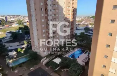 Apartamento 49m² com 2 quartos, 1 com ventilador de teto, banheiro social com gabinete, sala para 2 ambientes com ventilador de teto, painel para tv, sacada com vista da piscina