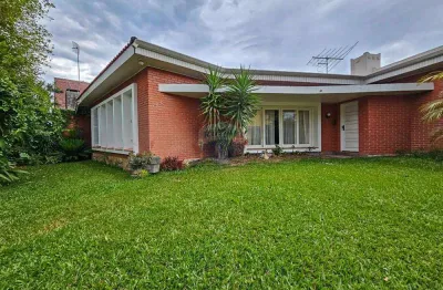 Casa térrea de 270m² com 3 quartos, 1 suíte master, 3 vagas, churrasqueira, no jardim social - curitiba