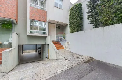 Sobrado condomínio santo inácio, 3 quartos, 1 suíte, ático com terraço e sacada com churrasqueira.