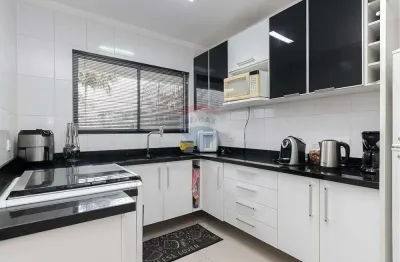 Sobrado condomínio Santo Inácio, 3 quartos, 1 suíte, ático com terraço e sacada com churrasqueira.