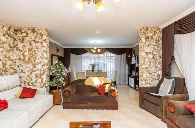 Casa térrea com 380m²úteis, com 5 quartos  e 6 vagas no bairro alto