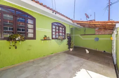 Casa térrea de 100m² com 3 quartos,  1 suíte e piscina, no sítio cercado