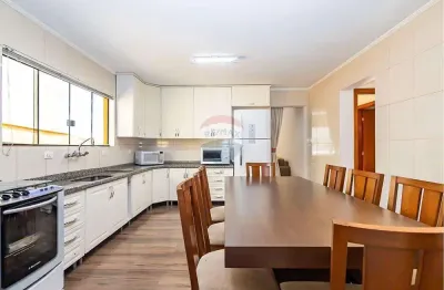 Casa com 157 m², averbada, 4 quartos (1 suíte) e terreno de 540 m² no Tingui, Curitiba/PR