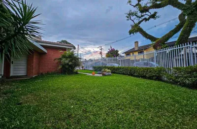 Casa térrea de 270m² com 3 quartos, 1 suíte master, 3 vagas, churrasqueira, no Jardim Social - Curitiba