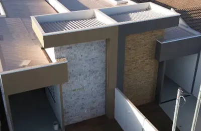 Casa gemina com 3 quartos sendo uma suíte , bairro portal do sol