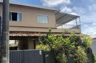 02 casas no mesmo terreno (casa principal com 3 quartos), 200 m² por r$ 730 mil - democrata
