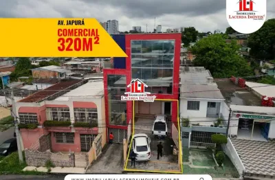 Ponto comercial medindo 320m² com pé-direito alto, 4 vagas na frente, dispõe de 4 banheiros
