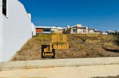 Terreno com belas construções em volta no monte verde