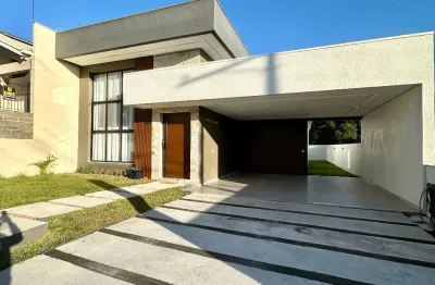 Casa moderna, muito bem construída no nossa senhora da saúde, com área gourmet  e pátio