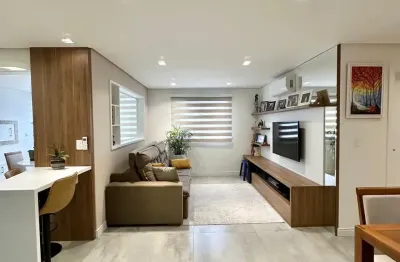Apartamento muito bem mobiliado, com sacada gourmet, suíte e closet no panazzolo