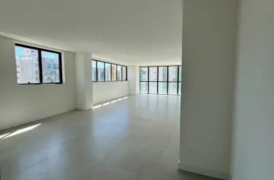 Apartamento de alto padrão à venda – 4 suítes, 217m², frente, sol da manhã