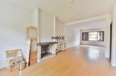 Ótima casa com 450 m² privativos, em terreno plano, semi mobiliada, com 4 dormitórios, para locação e venda.