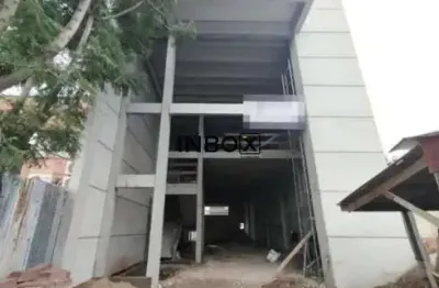 Depósito em fase final de construção com mezanino e pé-direito alto