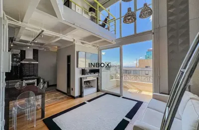 Loft com pé direito duplo na padre chagas. 100% mobiliado, living com lareira, sacada e duas vagas.
