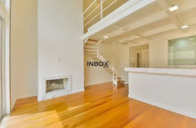 Loft duplex com pé direito duplo na padre chagas, bairro moinhos de vento em porto alegre/rs.