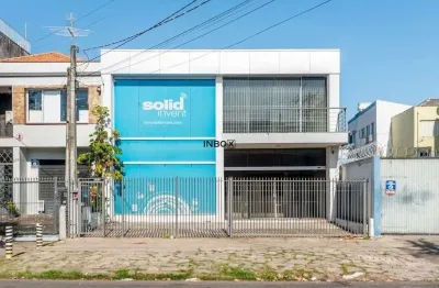 Prédio comercial com 500m², fachada de vidro e climatização instalada