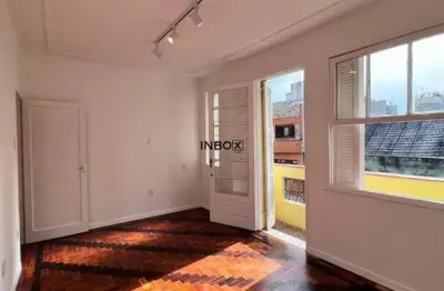 Apto 2 dormitórios 1 banheiro c/ 81 mts2 reformado impecável centro histórico em porto alegre.