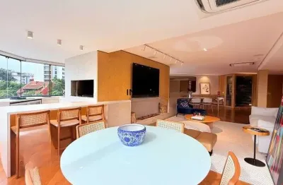 Apartamento de 208m² todo reformado com 3 dormitórios e 2 vagas