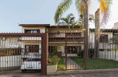 Casa com 4 dormitórios (2 suítes), pátio com piscina e 4 vagas - 307m² privativos