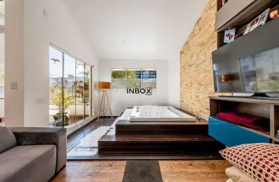 Casa com 3 dormitórios, suíte, amplo pátio e 4 vagas