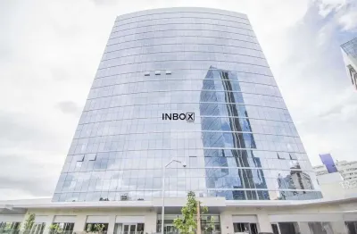 Sala comercial com 341m², vista privilegiada e 7 vagas