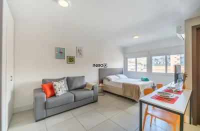 Apto studio mobiliado decorado com 1 vaga no bairro floresta em porto alegre.