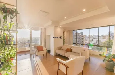 Ampla cobertura reformada com 4 quartos, 2 vagas e excelente orientação solar