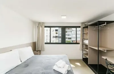 Studio mobiliado, sol leste, vaga e infraestrutura completa.