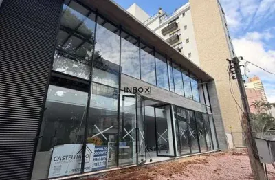 Duas Lojas Comerciais com Potencial de Unificação e Estacionamento Frontal