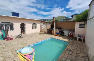 Casa linear, 3 quartos, quinal , piscina, próximo a  cachamorra
