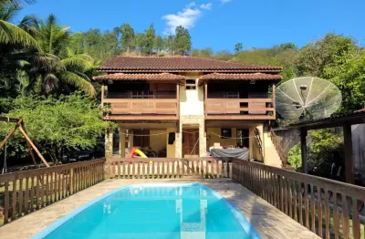 Excelente sítio com 1344m² , 5 quartos sendo 4 suíte, rio da prata