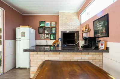 Sobrado em condomínio com área externa, 4 quartos e duas suítes