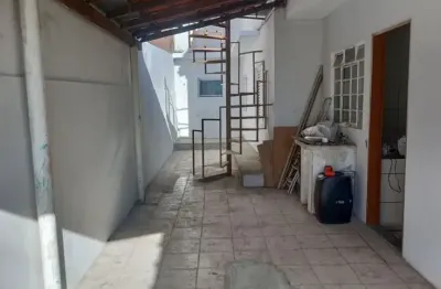 Casa com 2 dormitórios, edícula e garagem boa para abrir alguma prestação de serviços.
