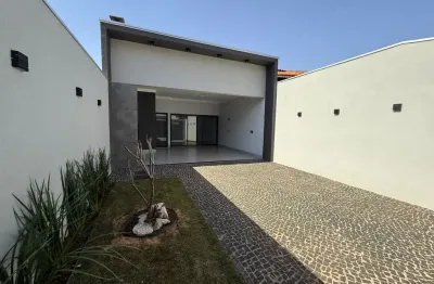 Casa com 3 quartos, sendo 1 suíte com closet, toda aarmariada.