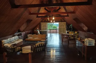 Casa espetacular, no coração do jardim auxiliadora, lugar seguro e tranquilo, , muito requinte e madeira. uma jóia rara.