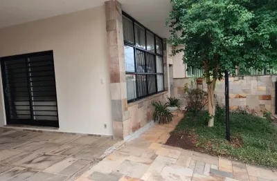 Linda casa tem uma planta excelente, 4 dormitórios, ampla sala