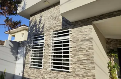 Esta é a única casa do bairro jardim nossa senhora auxiliadora, com menos de cinco anos de construção à venda.