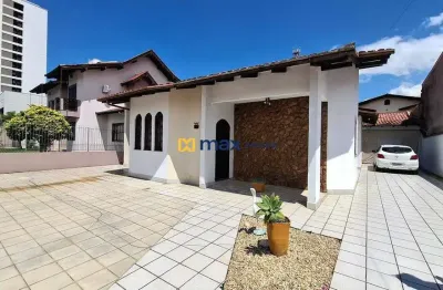 Casa ampla com 4 quartos (1 suíte) à venda no bairro são joão em itajaí