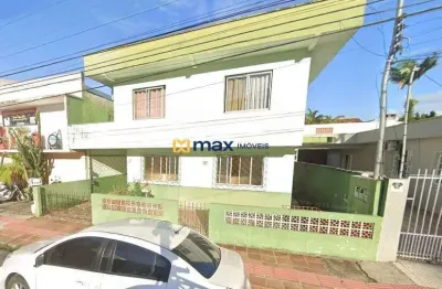 03 casas em terreno localizado em região comercial, centro de balneário camboriú