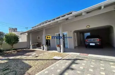 OPORTUNIDADE! Linda casa no bairro Fazenda, com 4 quartos, 1 suíte, 3 banheiros, em excelente localização