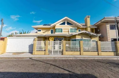 Excelente casa ampla e averbada com 4 quartos (3 suítes) à venda no bairro são joão em itajaí