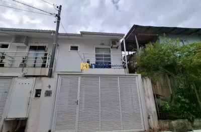 Excelente casa semi mobiliada com 3 quartos à venda no bairro São João em Itajaí