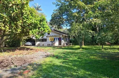 Casa residencial com 3 quartos (1 suíte) e amplo jardim com aproximadamente 1000m² de terreno.