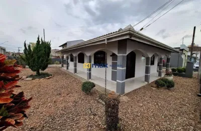 Ampla casa com 3 dormitórios, sendo 1 suíte. Bairro: Cordeiros, Itajaí.
